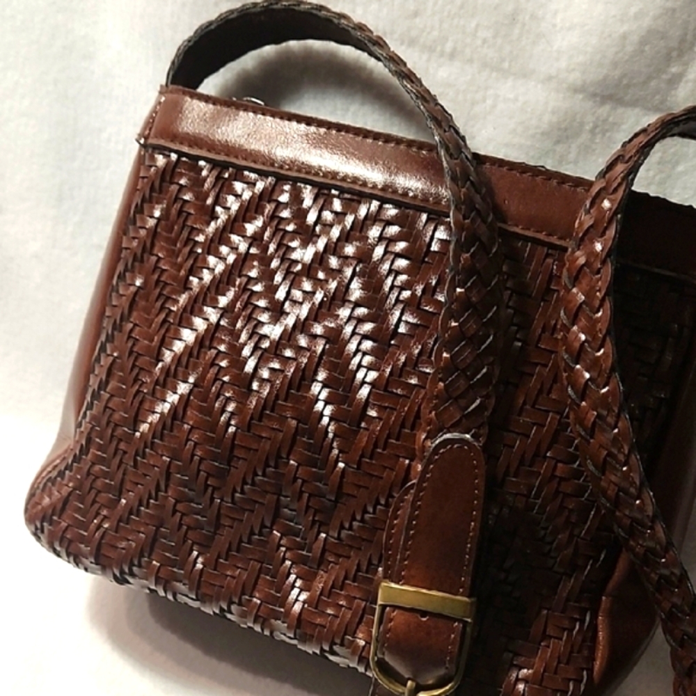 Elegant Brown Woven Crossbody Bag - Picture 5 of 8
